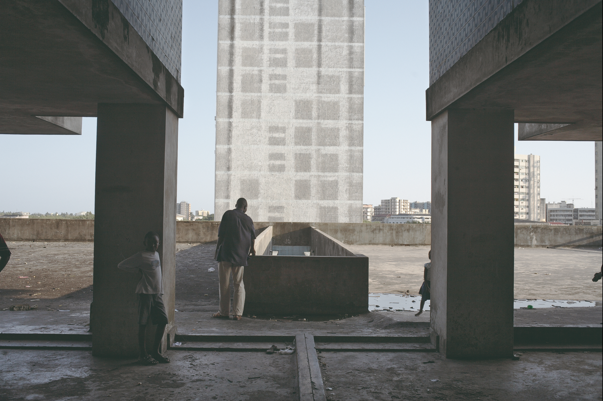 Guy Tillim, Apartment Building, Avenue Bagamoyo, Beira, Mozambique , 2008, Archival Pigment Ink on cotton rag paper, © Guy Tillim