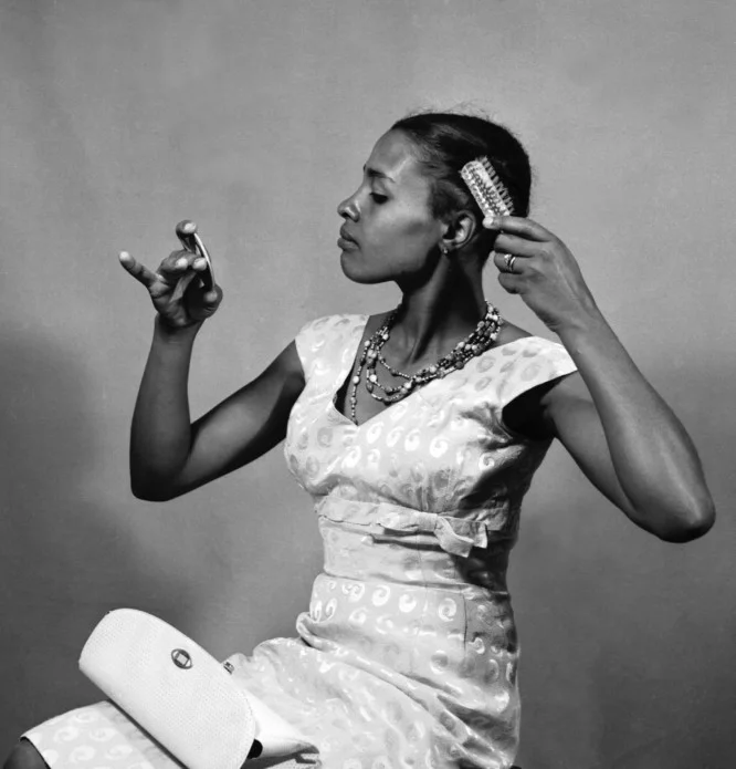 Jürgen Schadeberg, Making Up (Priscilla Mtimkulu) , 1954, Selenium-toned Gelatin Fibre Print, © Jürgen Schadeberg