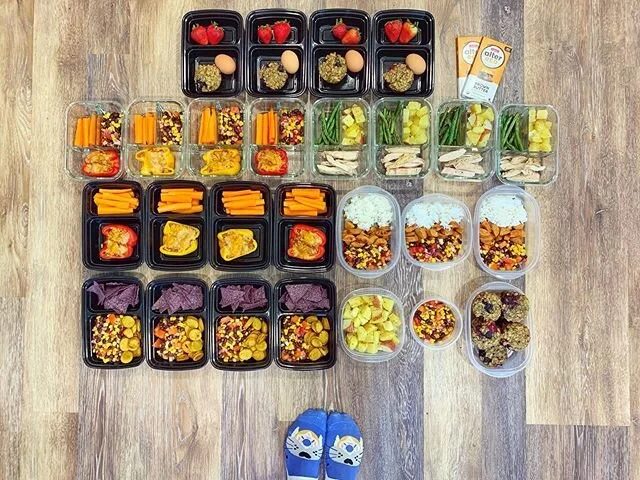 Hello Monday! 👋🏻 Thank you for not being 90 degrees!⁣
⁣
After a steaming hot weekend, I decided to meal prep today since it is a cool 75 (and I don&rsquo;t have AC).😎 And 3.5 hours later, this masterpiece is born. ⁣
⁣
Groceries from @imperfectfood