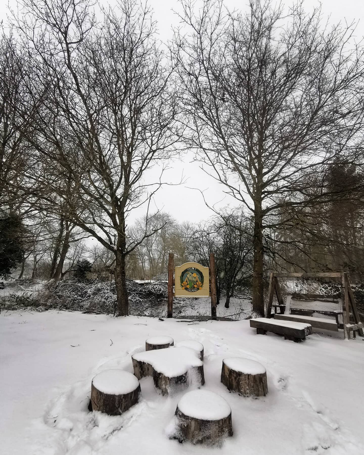 Snow day... YAY 🌨️❄️⛄❤️
.
.
.
#glamping #norfolk #norwich #moatisland #wildswimming #staycation #snowday #snow