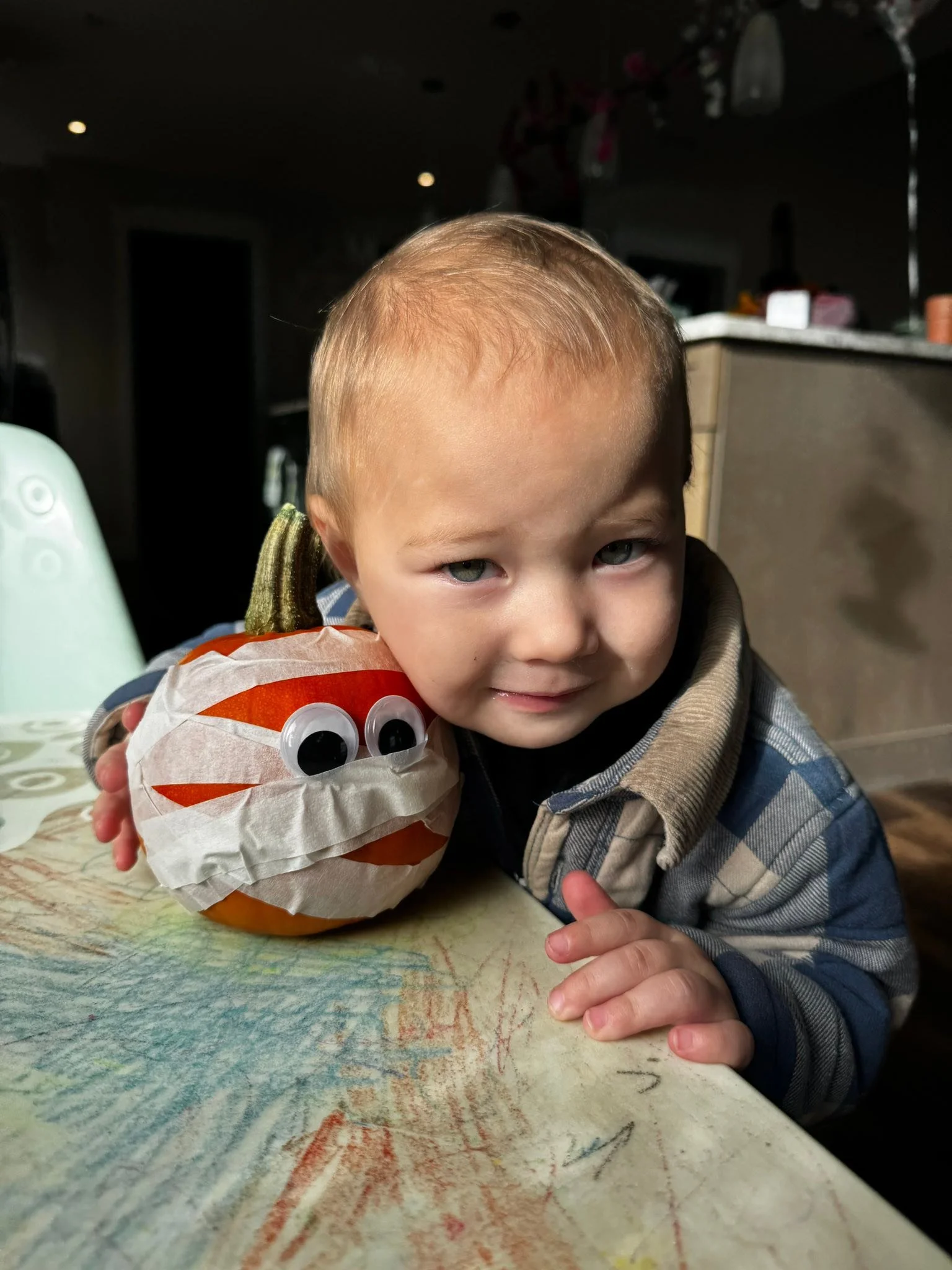 Linden made a craft today and it has now become his favourite thing. He hugged it, gave a kiss and squishes his face to it. 
🧡💛🧡💛
His bestie mummy pumpkin head