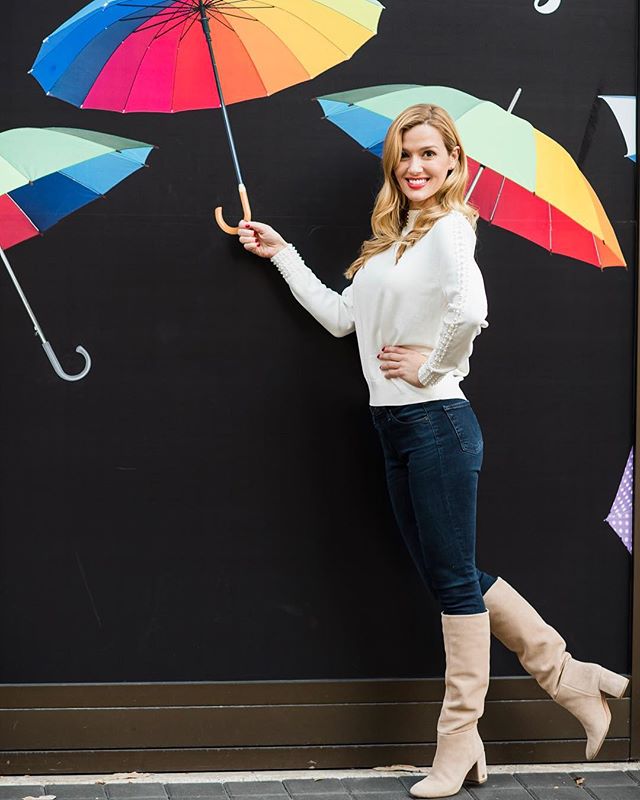&ldquo;Be a rainbow in someone else&rsquo;s cloud.&rdquo; - Maya Angelou 🌈❤️ Check out this beautiful (and inspired!) wall at @santanarow .
.
.
.
.
.
.
.
#photooftheday #girl #itgirl #fashion #siliconvalley #santanarow #bayareamom #momstyle #40somet