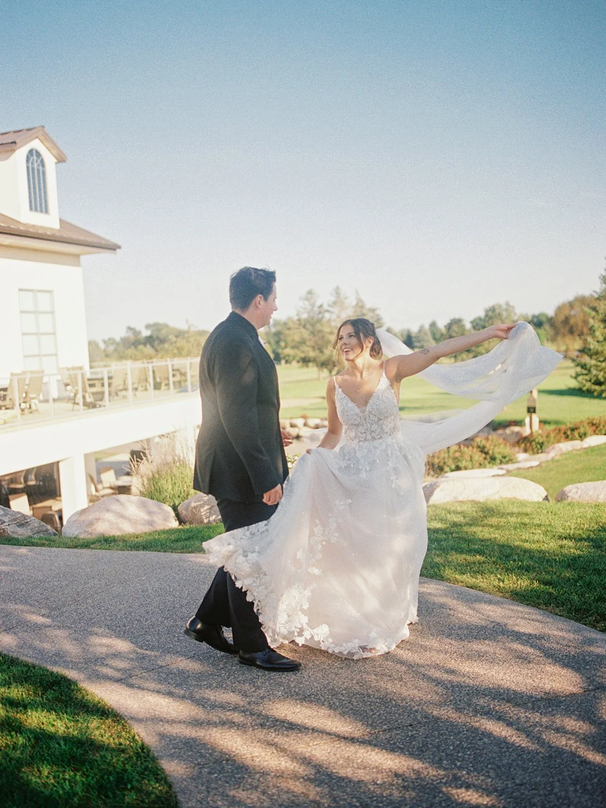 See this elegant wedding at The Wexford at Emerald Greens in Hastings, MN and get inspiration for your own light-filled Minnesota celebration.