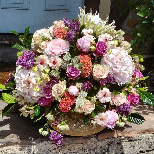 One of our spectacular arrangements going out for mothers day.

#bestoflagunabeach #Mothersday #mothersdayflowers #flowers #flowers #floral #florals #flowerlovers #flowerlove #blooms #instablooms #flowersofinstagram #flowerarrangement #floralarrangem