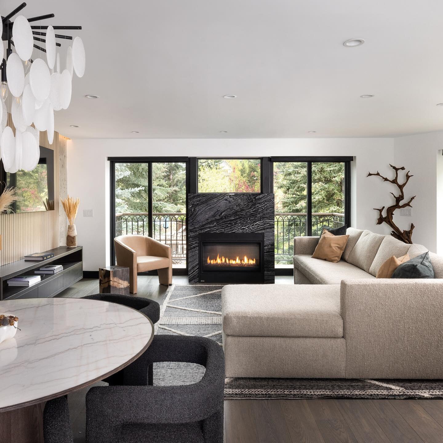 Iconic example of bringing those outdoors in. In this space, we moved the fireplace between the existing sliding doors and added a window above to not only bring in natural light, also creating a unique focal point. 

Photo: @stovallstudio 

#interio