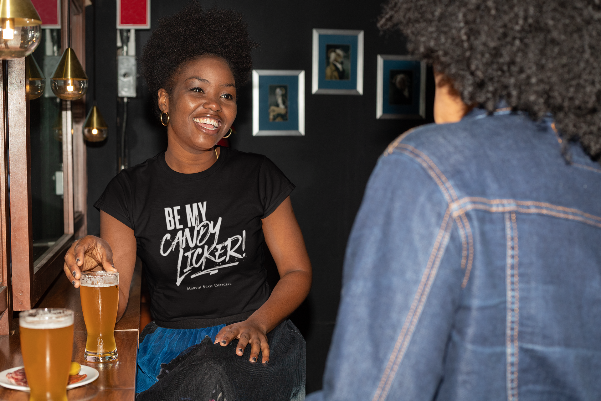 t-shirt-mockup-of-a-woman-talking-to-a-friend-at-a-bar-32313.png