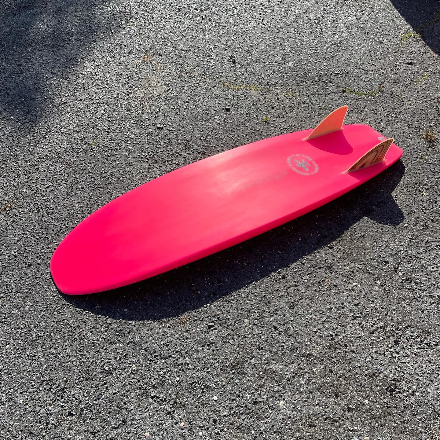 One of the nicer EPS Tab Simmons for @surfingirish @undertoesurf keels w &lsquo;loose truck&rsquo; fin placement. #mencelsurfboards #allcustomeverything