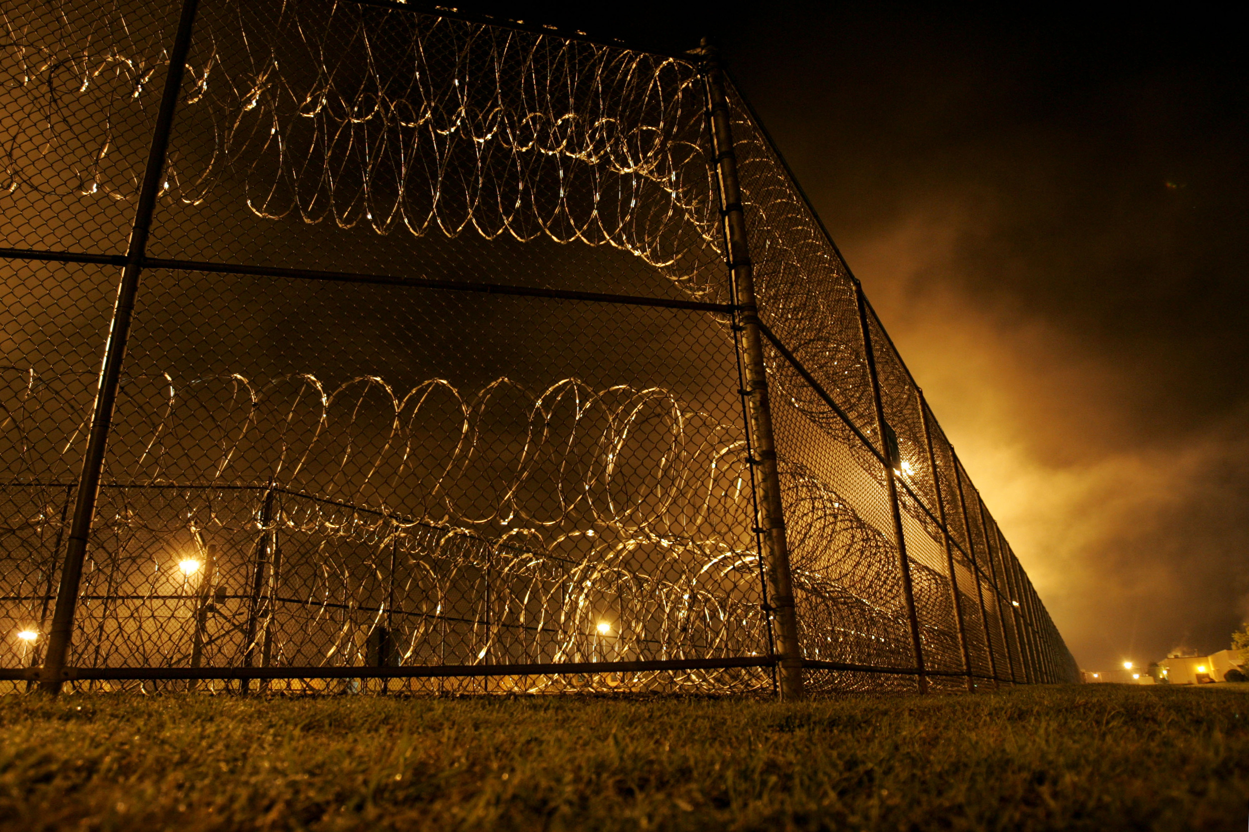  Fog rolls above the concertina wire at Riverbend Maximum Security Institution where Daryl Holton is executed at 1 a.m. Wednesday, September 12, 2007 in Nashville, Tenn.  