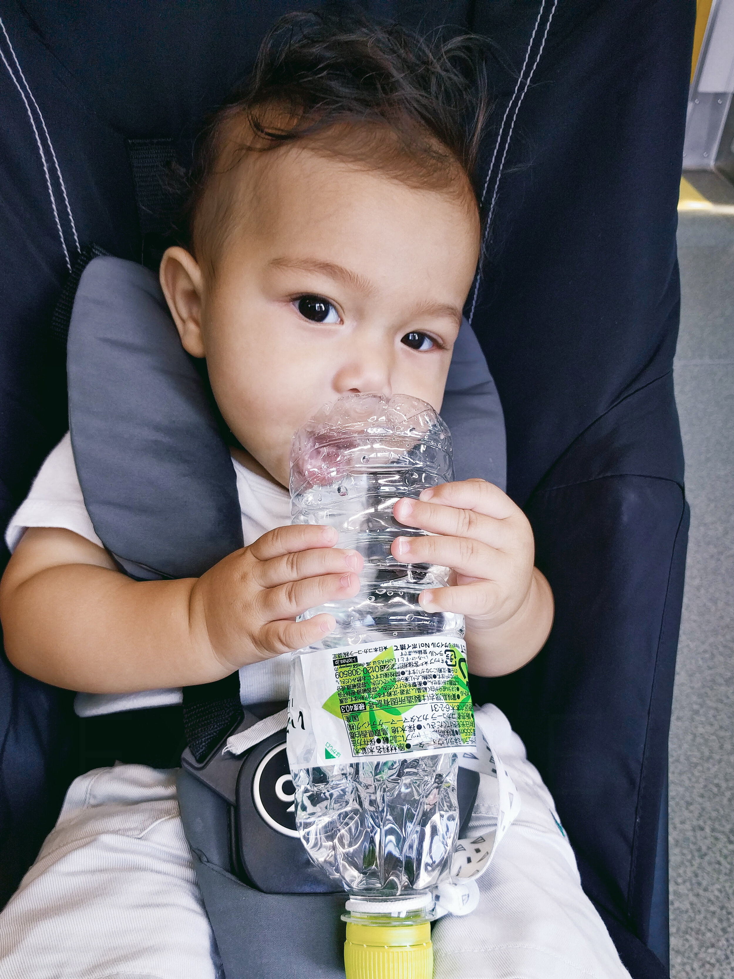 FAMILEE Travel_Asia_JAPAN_baby knawing on water bottle in stroller.jpg