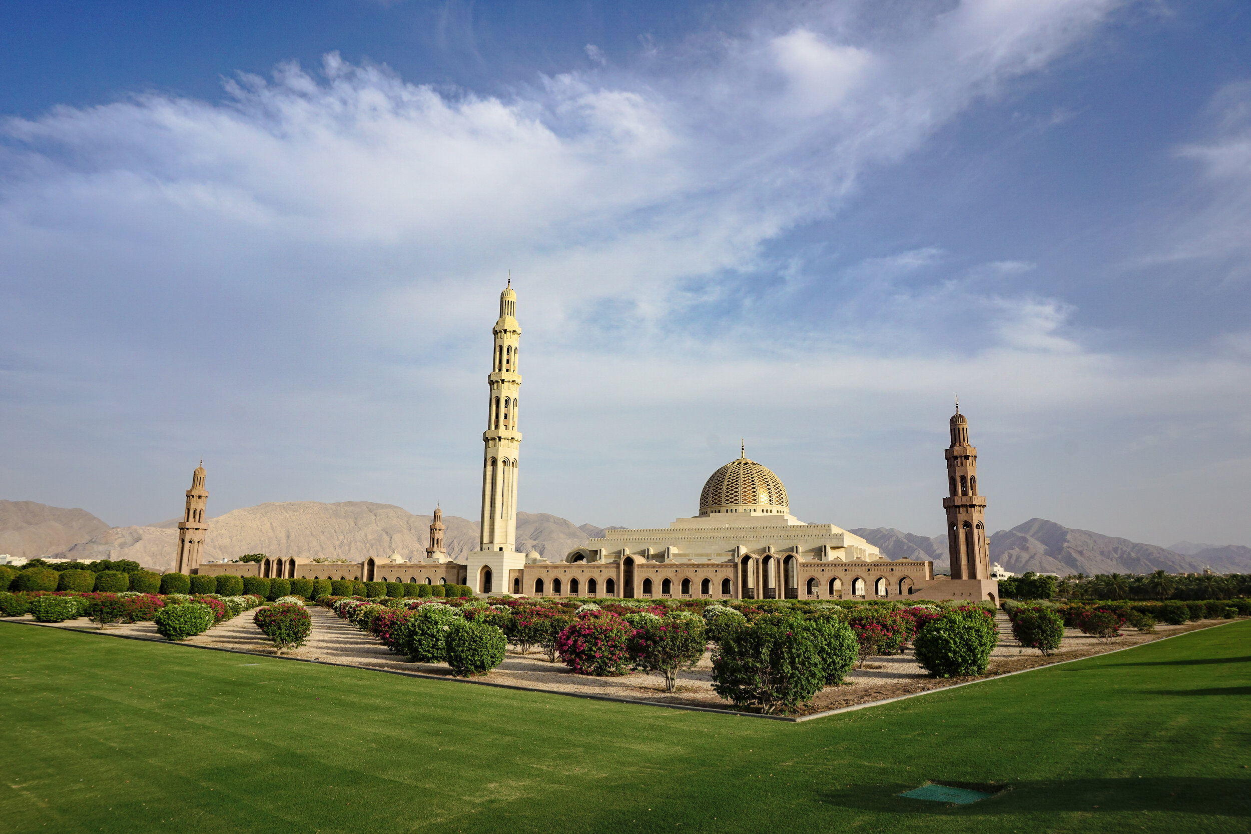 Pristine-Sultan-Qaboos-Grand-Mosque-beautiful-landscaping.jpg