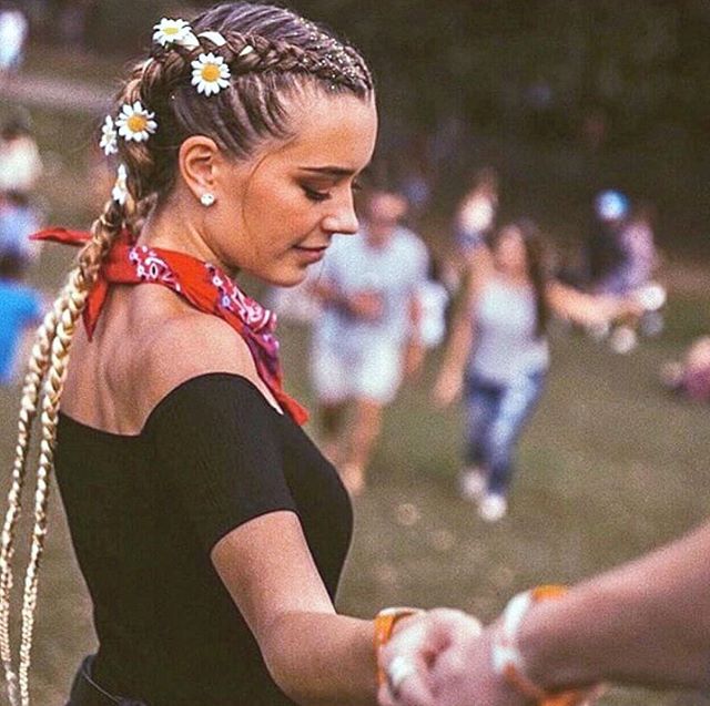 Who&rsquo;s going to be dancing their hearts out at Stagecoach this weekend? 💃🏻 #festivalhair #braidinspo