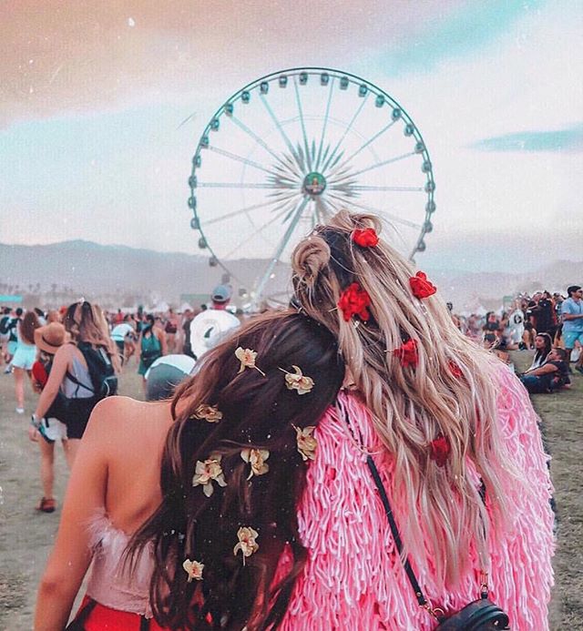 Weekends are better with friends by your side &amp; flowers in your hair 🌼 #coachellahair #coachellastyle