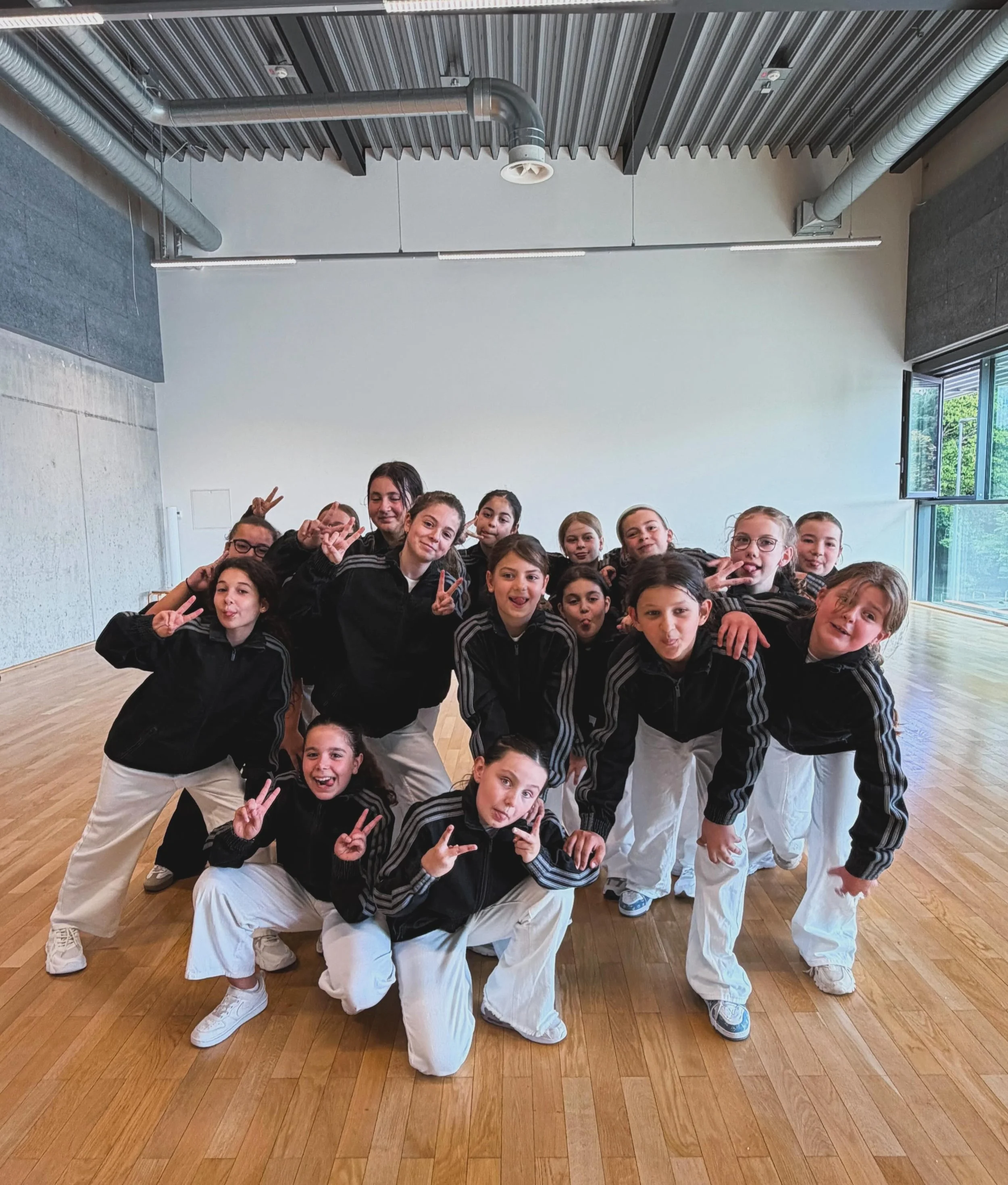 Noch 1 Woche! 🔥

Unsere Killa Kidzz stehen in den Startl&ouml;chern! 
N&auml;chste Woche ist es soweit: Zum allerersten Mal treten sie bei der @dthohiphop an und die Vorfreude ist riesig! 

Wochenlang wurde trainiert, geschwitzt, gelacht und an jede