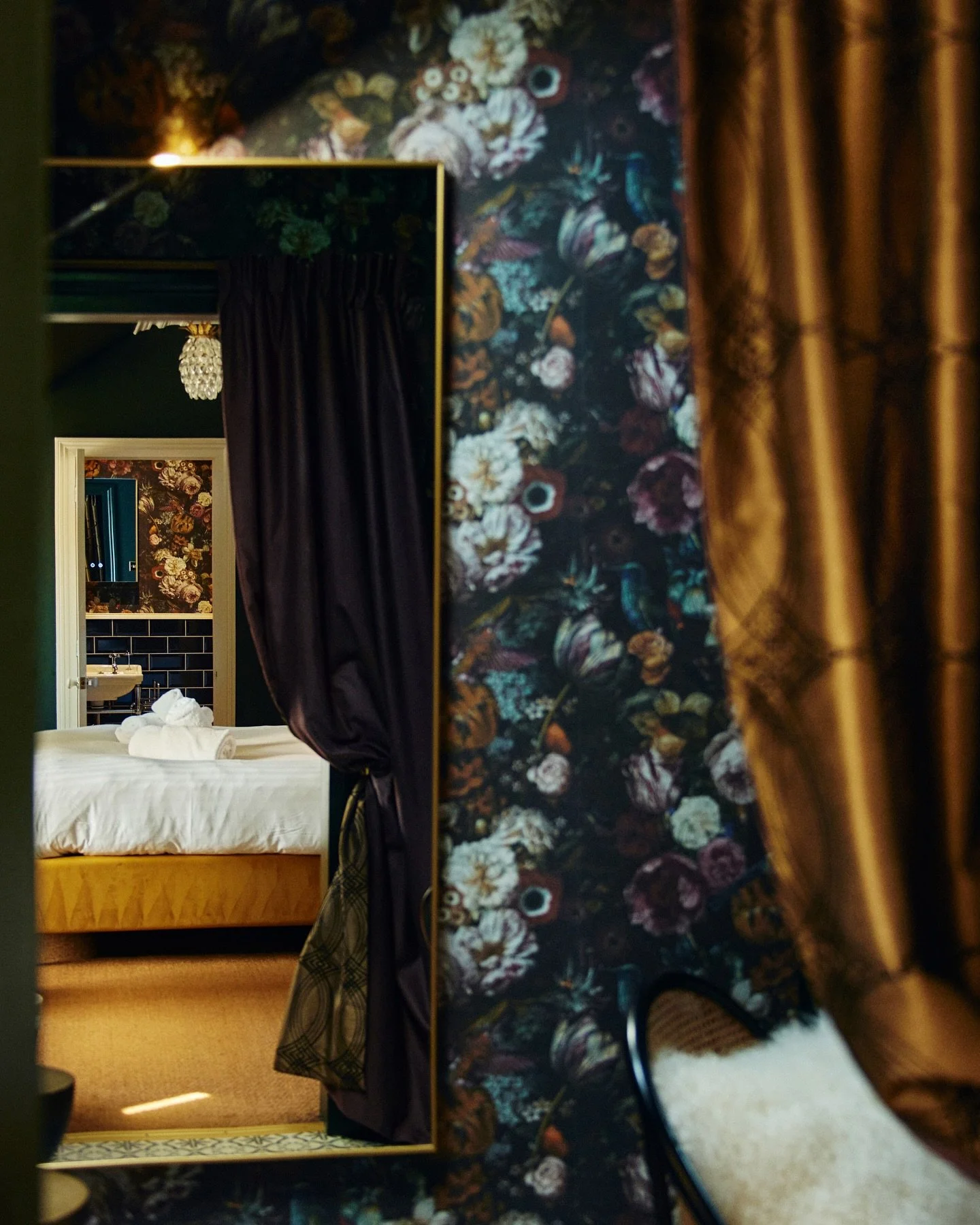 Our gorgeous Room 5 can be set up with either Super King or Twin beds&hellip;. 

So with its shower en-suite and separate dressing room with luxurious bath it&rsquo;s the perfect room to share with your favourite person! 

We have availability next w