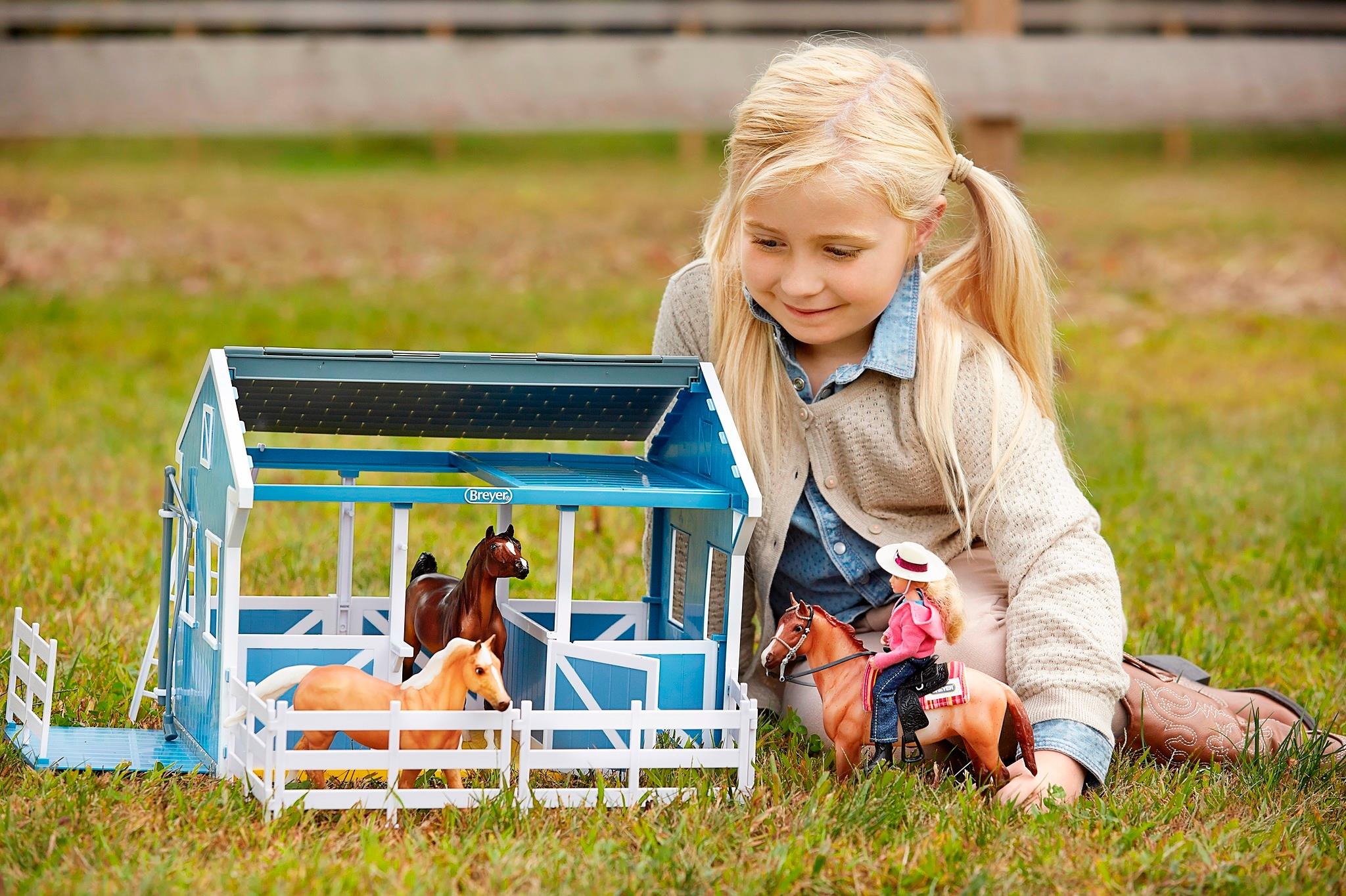 Breyer Country Stable With Wash Stall.jpg
