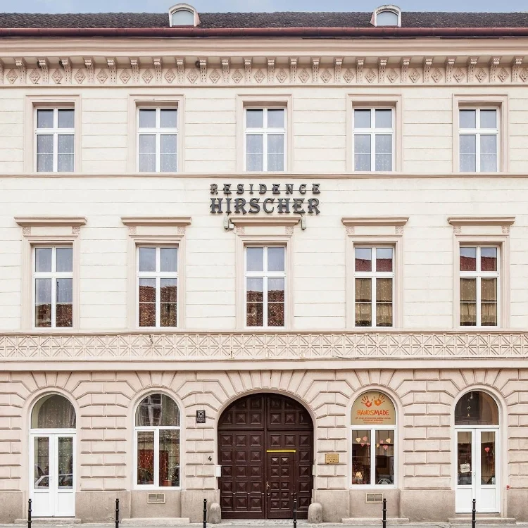 Residence Hirscher se bucură de o locație liniștită la poalele Muntelui Tâmpa, în centrul istoric al Brașovului, la numai 200 m de Piața Sfatului, Biserica Neagră și strada Republicii. A fost construită în 1847 sub numele de "Casa Iordache David". Deși locația este situată într-o clădire monument istoric, beneficiază totodată de facilități specifice timpurilor moderne. Residence Hirscher a fost renovată în perioada 2017-2018 din dorința de a le oferi oaspeților săi confort și servicii de înaltă clasă. Astfel, pensiunea propune turiștilor un sejur de vis, la poalele muntelui Tâmpa, punând la dispoziția acestora 13 camere duble, 2 camere single și un apartament. Residence Hirscher oferă camere moderne, mobilate luxos, atât pentru sejururi scurte și cât și pentru perioade mai lungi. Oaspeții noștri au posibilitatea de a alege dintr-o varietate de camere adaptate nevoilor fiecăruia: camere duble de lux, camere duble standard, cu paturi duble și matrimoniale, camere single, apartament, potrivit pentru o familie. Camerele noastre sunt confortabile și mobilate cu gust, cu un decor interior elegant. Fiecare unitate are o baie privată, dotată cu halate de baie și uscător de păr. Toate camerele sunt dotate cu minibar, telefon, TV, canale prin cablu, internet de mare viteză gratuit. Accesul la camere se face cu ușurință prin existența unui lift. Departamentul Housekeeping este prezent zilnic pentru a asigura curățenia și pentru o oferi o experiență plăcută turiștilor. Oferim oaspeților noștri asistență de 24 de ore pe zi, un punct de internet și ziare locale. Oaspeții se pot bucura de micul dejun în fiecare zi la restaurantul Era Ora, situat la 100 m distanță. Micul dejun poate fi, de asemenea, servit în cameră, la cerere, iar serviciul room service este disponibil. Multe alte restaurante și magazine sunt în imediata apropiere. Căutați un loc confortabil în centrul istoric al Brașovului ?! Bucurați-vă de serviciile noastre!