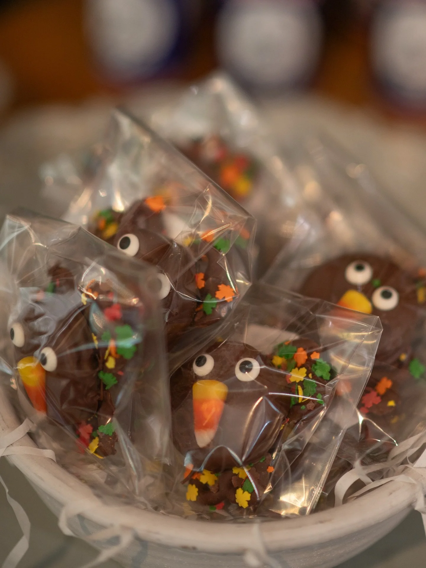 These make the cutest addition to your place setting, they are gifts for the kids, and of course don’t forget to save on for yourself. We have plenty of chocolate to go around from @sweetmadelinesfinechocolates. 
#topiariesvb #vbsmallbusiness