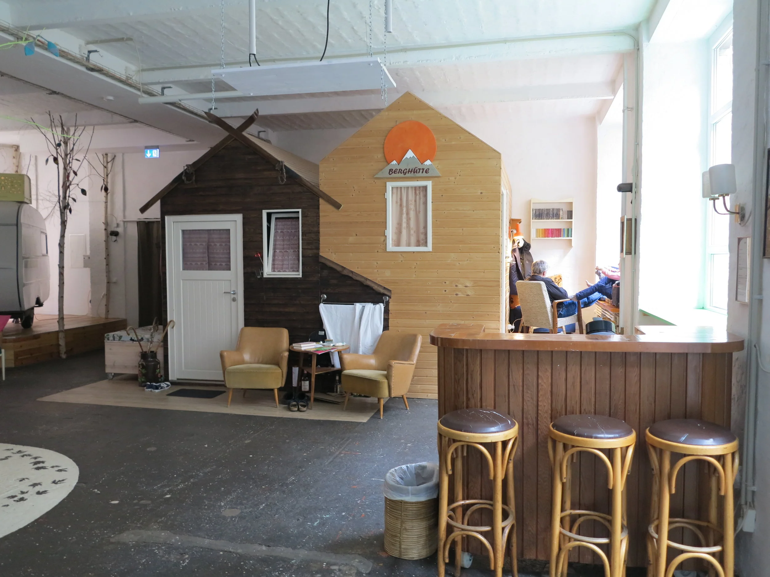 Berlin: Indoor-Glamping im Hüttenpalast