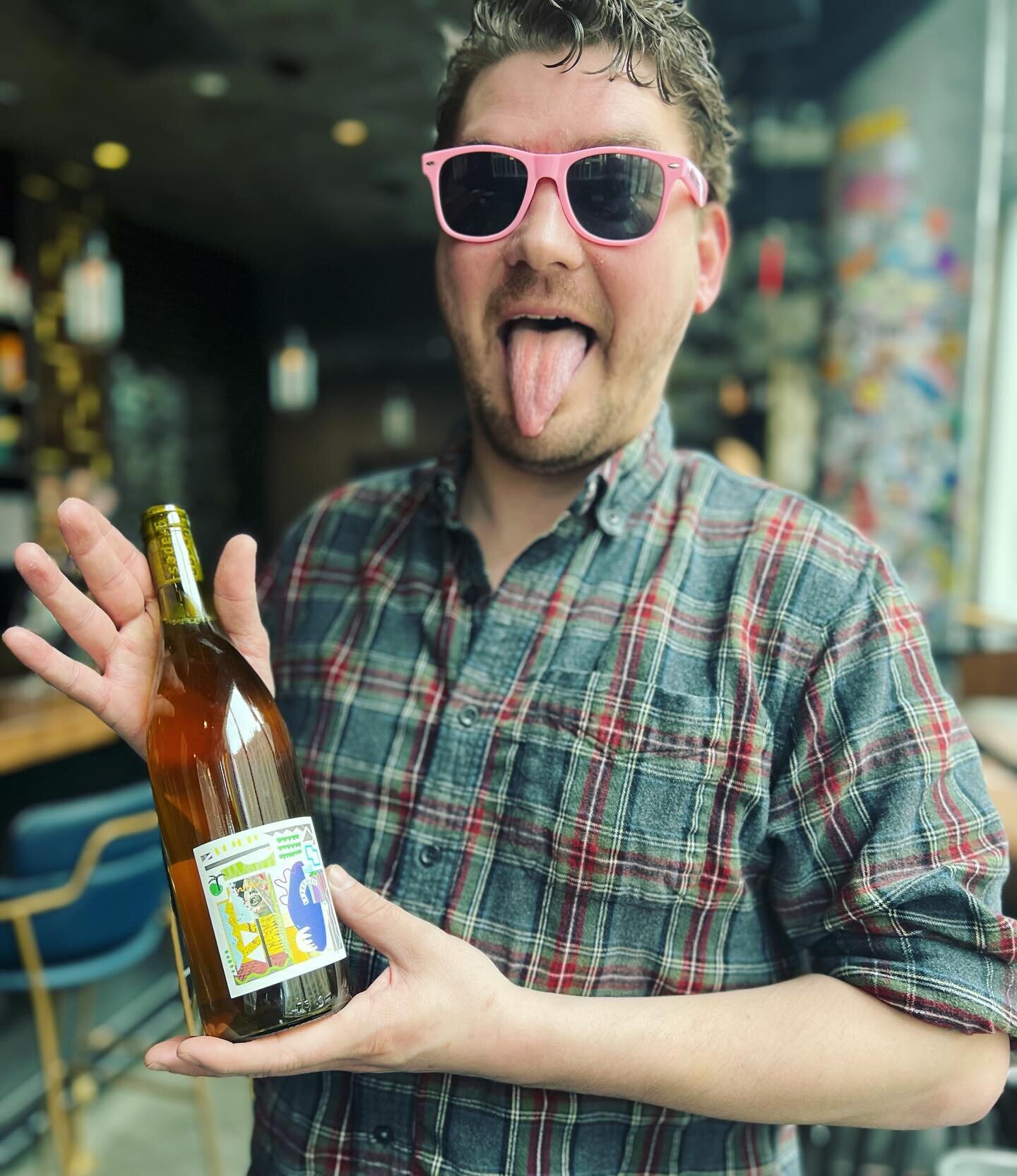 This is @greenforbreen emoting his love for this new Chilean wonder from @strangegrapes - &quot;Pipeno Pastiche&quot; featuring the floral notes of the grape Moscatel de Alexandria - it pairs perfectly with a set of pink sunglasses 😎 

It's Tuesday.