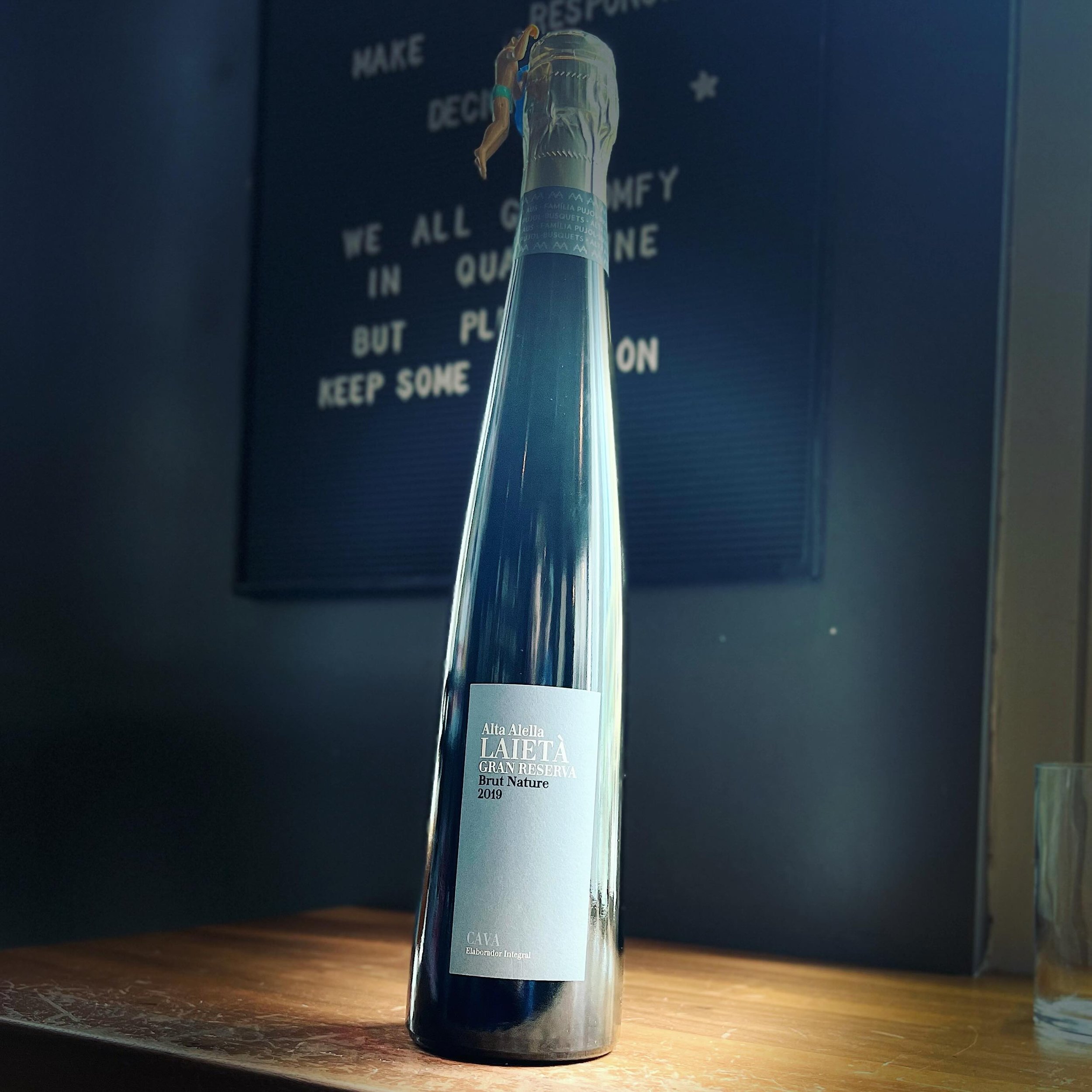 It's a bird 🐦 It's a plane ✈️ it's the tallest bottle of wine we've ever seen (it actually doesn't even fit into our wine fridge 🤣😬)

Welcome Familia Pujol-Busquets @altaalella to the menu with this deliciously zippy &amp; fresh Cava made from a b