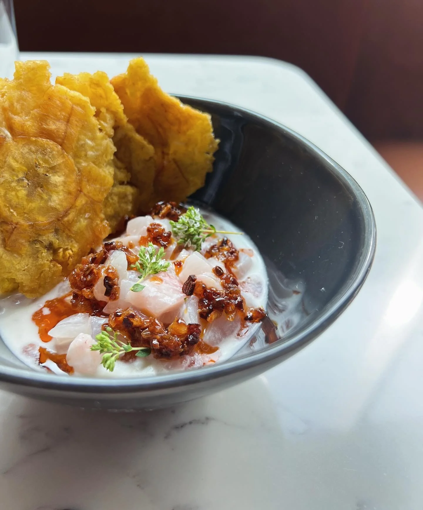 .
Humid days need cool, refreshing dishes to keep your temperature down.  Cue the flava'....

Striped bass ceviche | coconut Leche de Tigre * crispy plantains * chili oil 

#ticktick #BOOM💥 @plantainsupernova_ 

#getyourBASSinhere #coolzone #winebar
