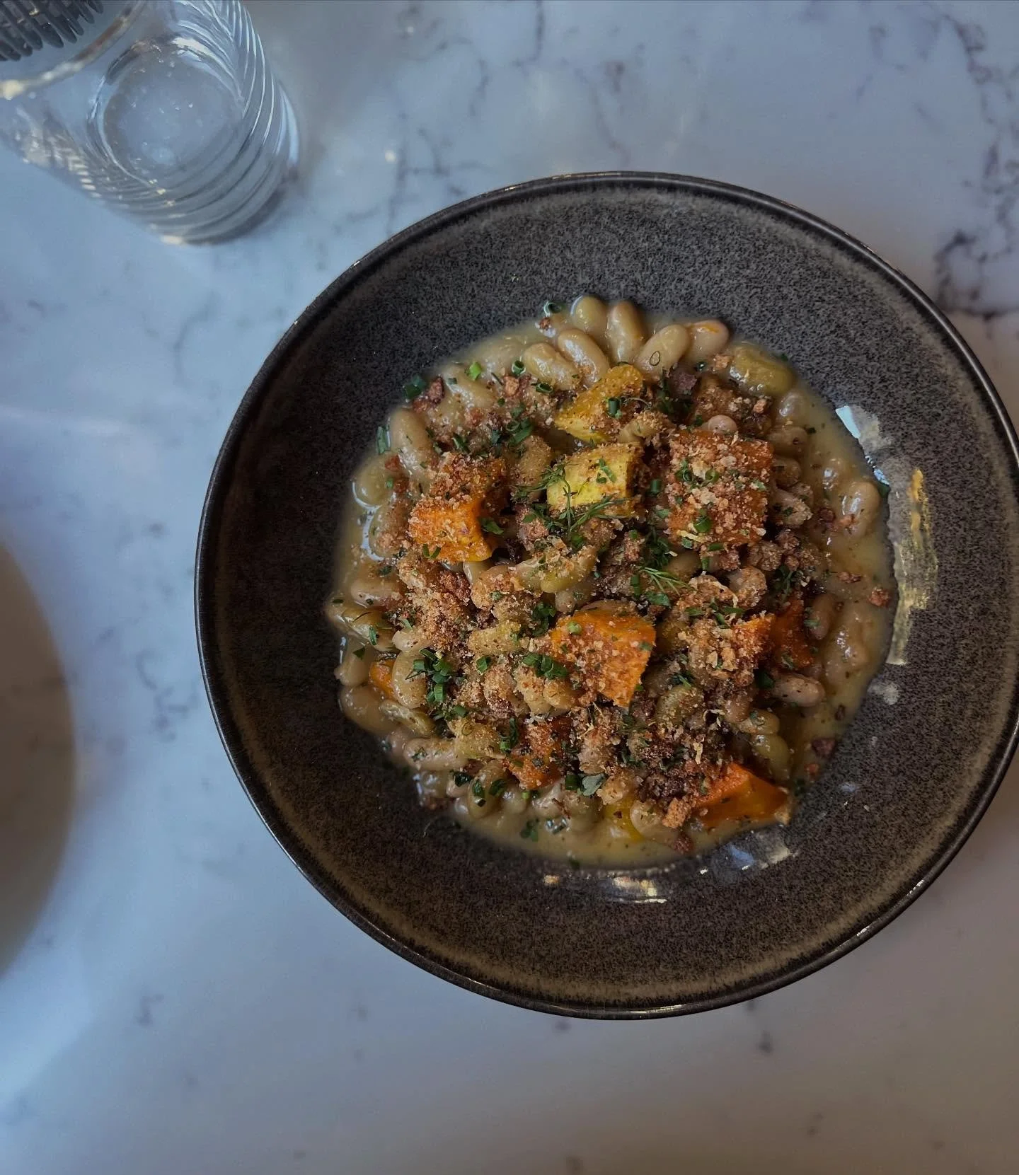 We've got to be honest. Never in our whole life have we had an autumn dish with  this much flavor 🤯 

This autumn squash cassoulet is packed with tang, bang &amp; hot DANG!!! Apple cider vinegar notes, meet the creamiest of flageolet beans and WOW! 