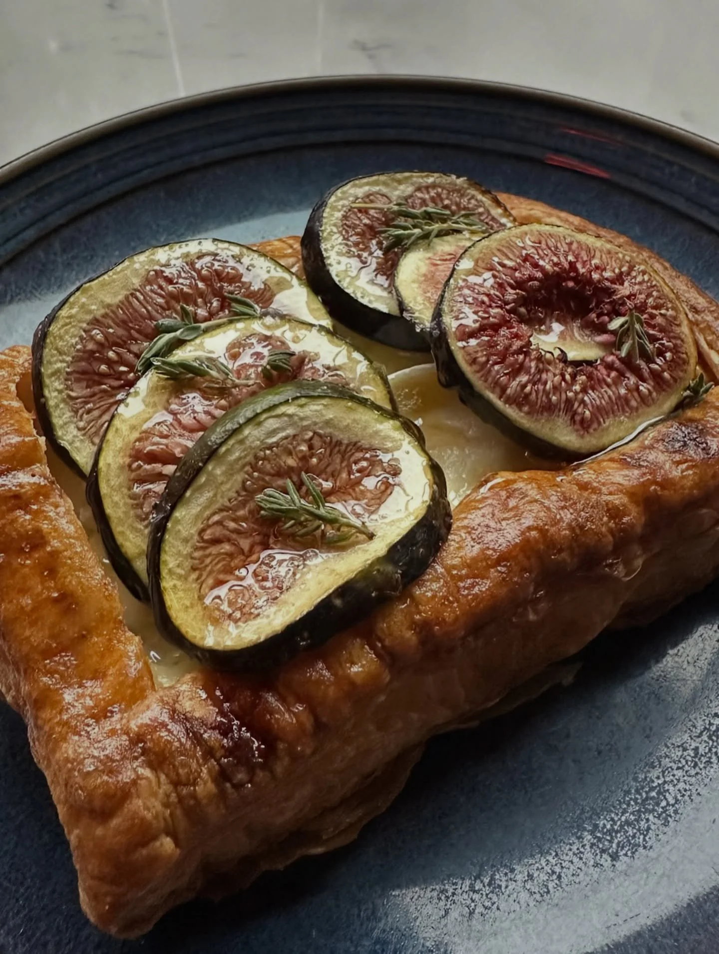 Fall back got you feeling the seasonal blues? 🍁🌝 Well we&rsquo;ve got a puff pastry-wrapped bundle of goodness to lift your spirits. Baked Brie Tart with caramelized onion, fig vincotto, and roasted figs. 😍🧀 

#figambassador #pastryfordinner #yes