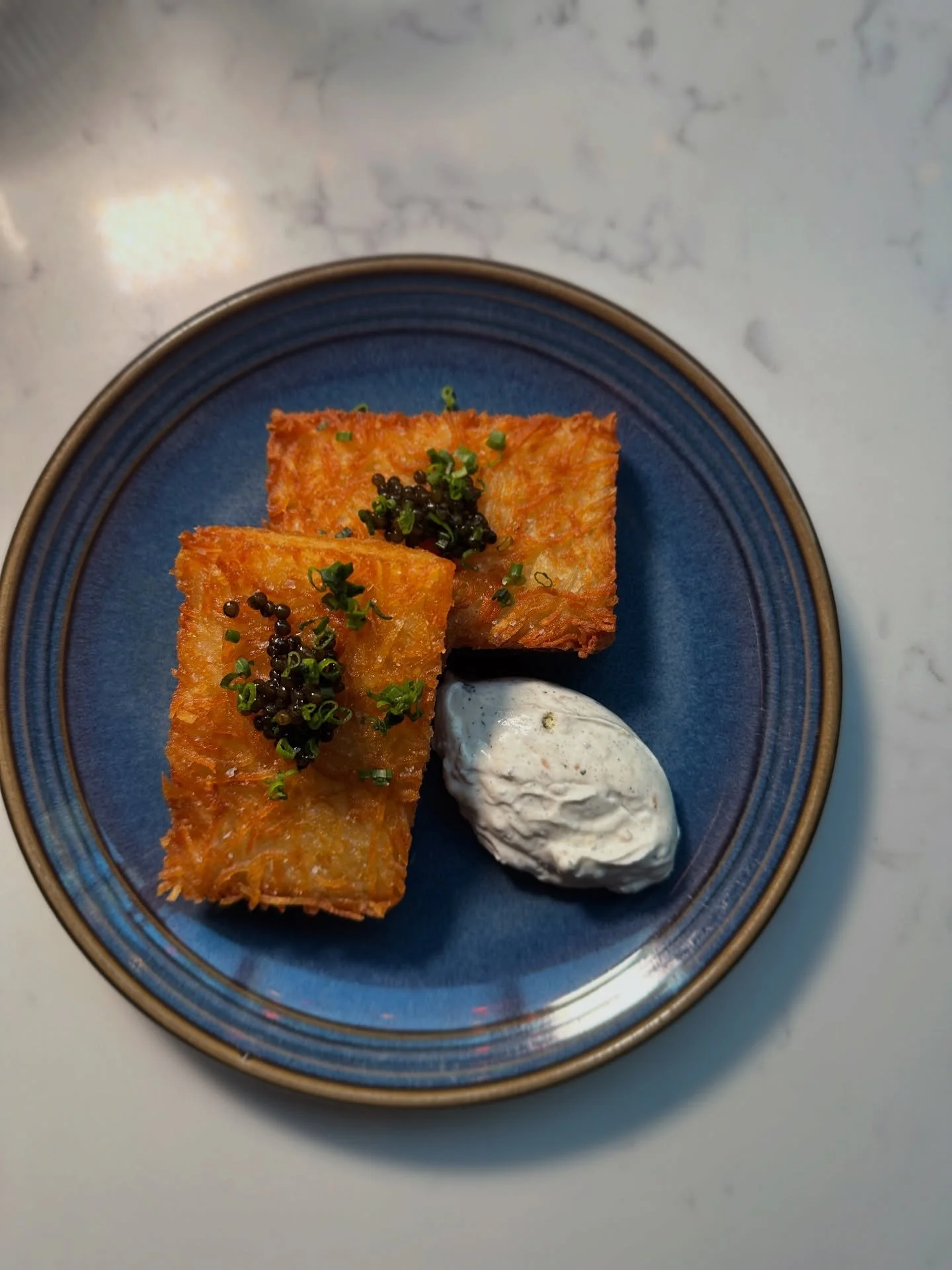 New Years Resolution: More Joy. ✨ Starting off strong 💪🏻 with @plantainsupernova_&rsquo;s new 🔥 Hashbrowns - Yukon potatoes 🥔, gomaiso yougurt sauce, 3oz of @markyscaviar and a sprinkling of fresh chives. 🌿  Simple. Crispy. Perfection. 😋
.
Star