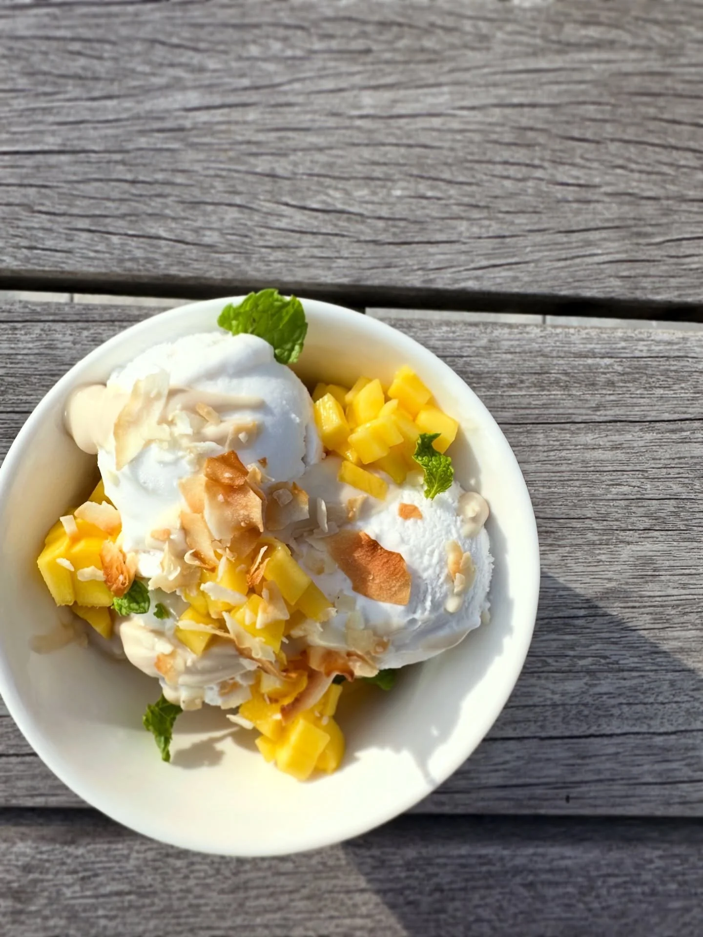 First warm sunny day of the season calls for a lil treat ☀️

Housemade coconut ice cream with coconut dulce de leche and fresh mango. 🥥🥭🍨

Limited run only so come get it before it&rsquo;s gone 🏃🏻🏃🏼&zwj;♀️🏃&zwj;♂️

#yeswehavefoodhere #bostone