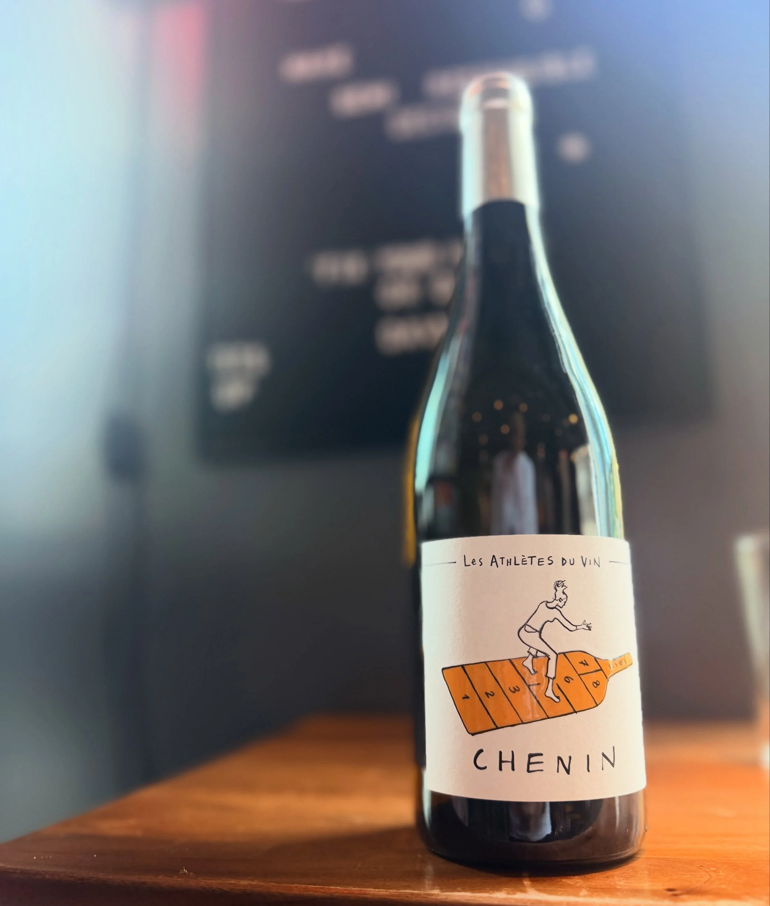 .
Made by a cooperative of amazing individuals, this 💯 Chenin Blanc from @lesathletesduvin has notes of white fruits, pear and citrus undertones. This is the kind of bottle that is the equivalent of a good game of hopscotch; light on its feet, sligh