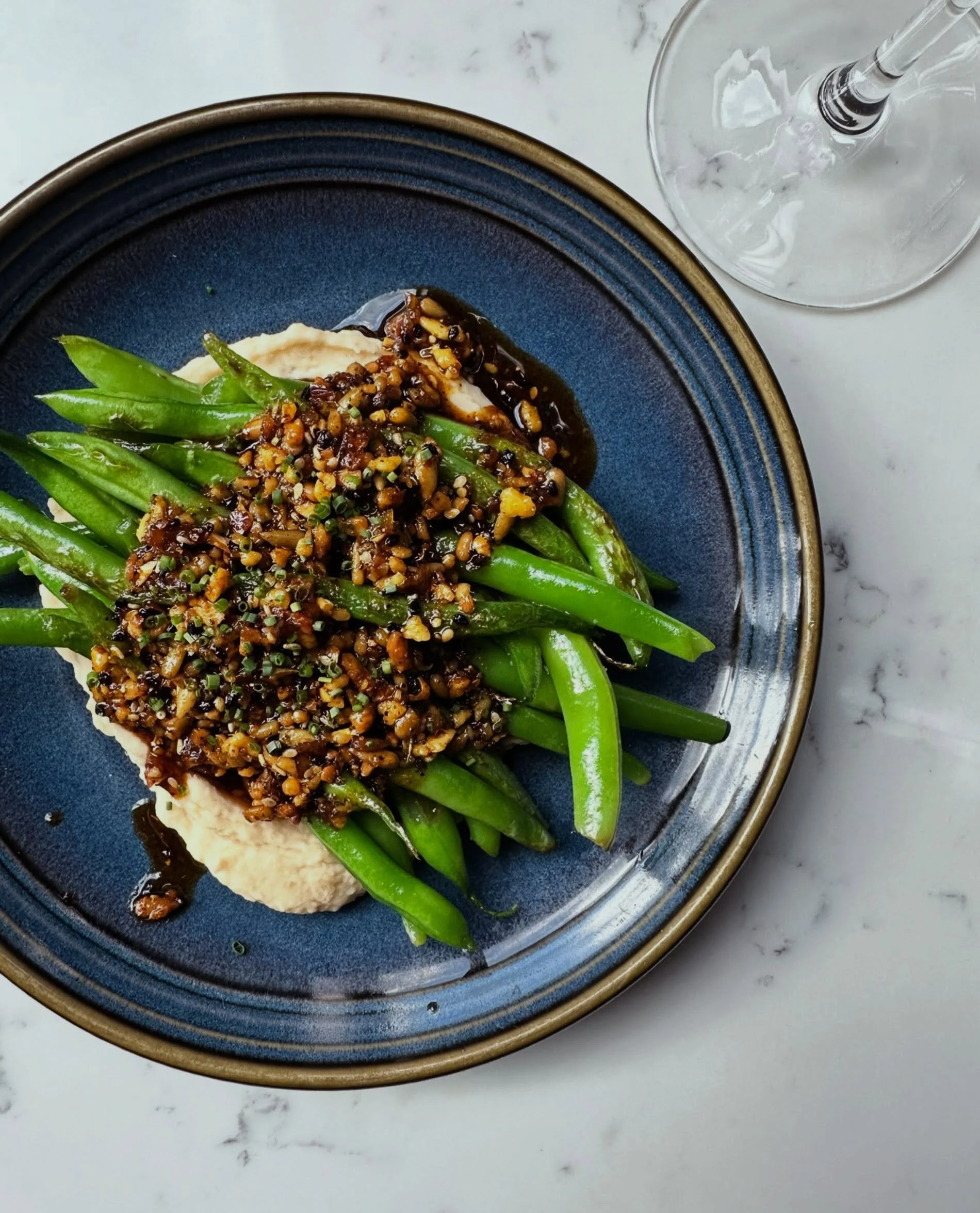 .
💥💥💥💥ALERT💥💥💥💥

Blistered green beans with salsa matcha &amp; white bean hummus.  This is food porn at its best! 

Chef @plantainsupernova_ HOT DAMNNNNNN

#nath&aacute;liewinebar #thisishowwedoit #foodporn #ticktick #BOOM💥
