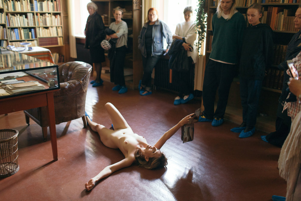 The performance “Walk Like a Twisted Archive.”    Photo: Audun Severin Eftevåg.  ©Marthe Ramm Fortun 