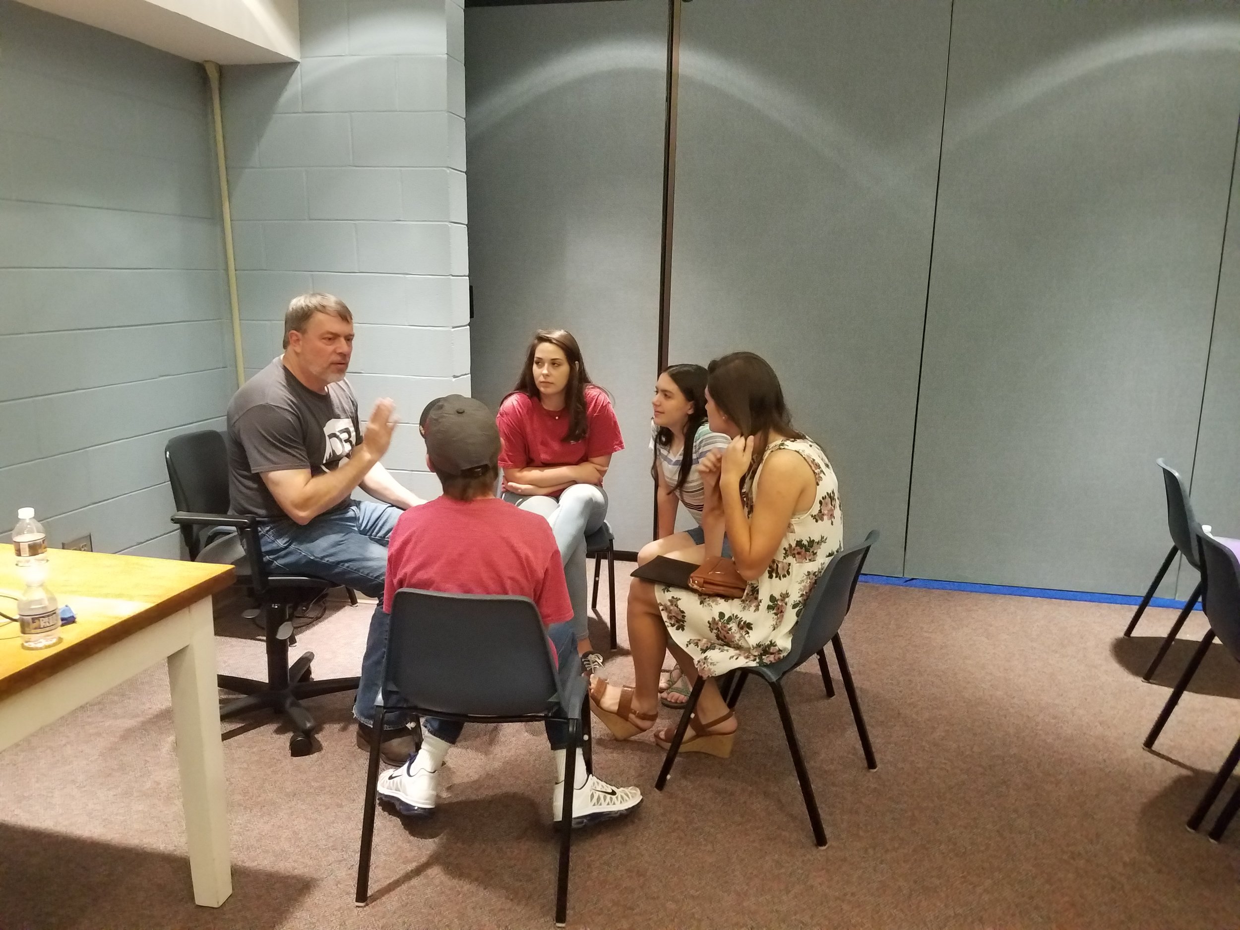  Reid Ward of Morningview Baptist Church leads his team in prayer at the Summer Church Training as part of a partnership between Morningview Baptist Church and  CEF®  of Central Alabama.    