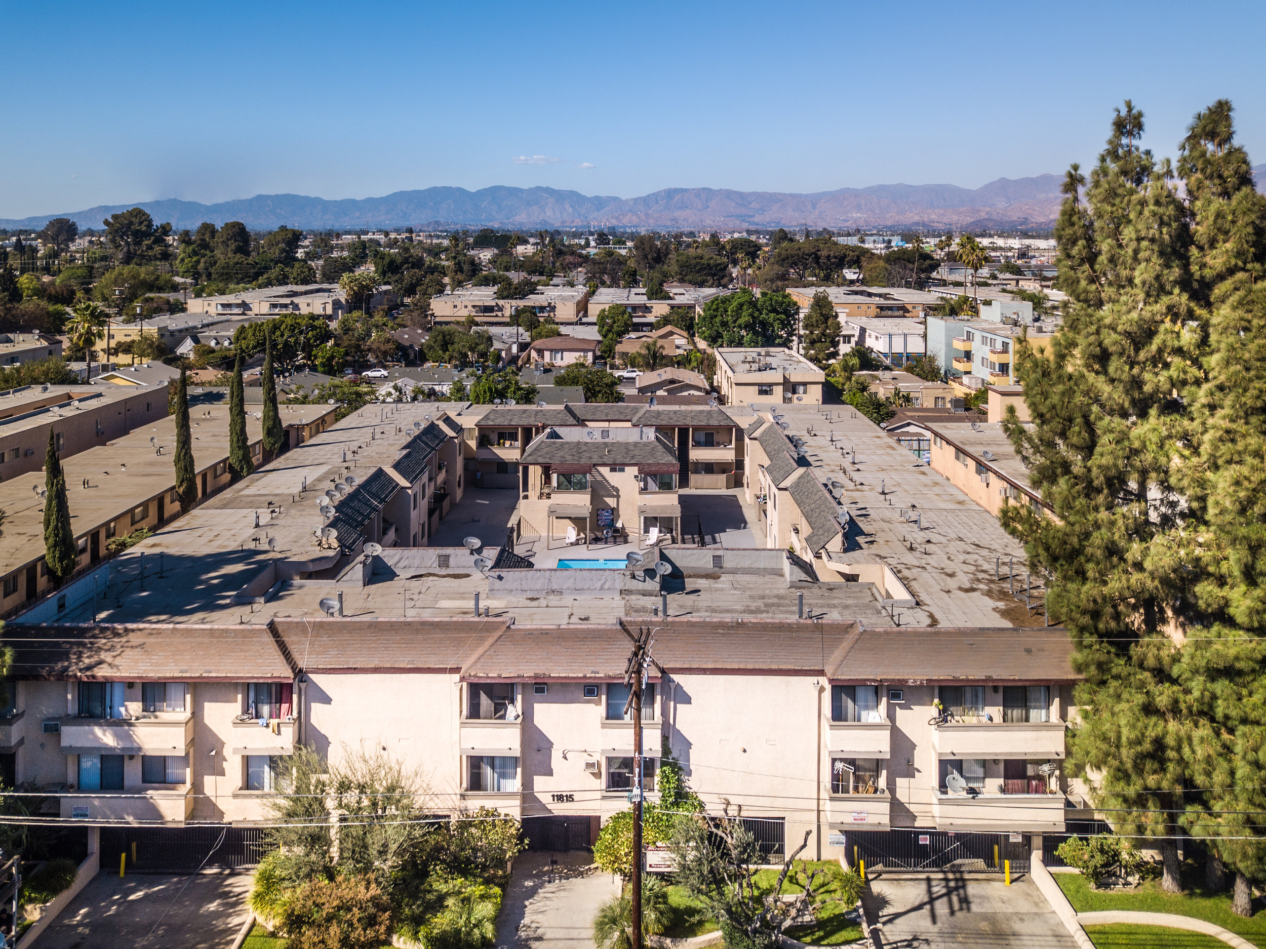 11815 Gilmore St. — Los Angeles Apartment Central