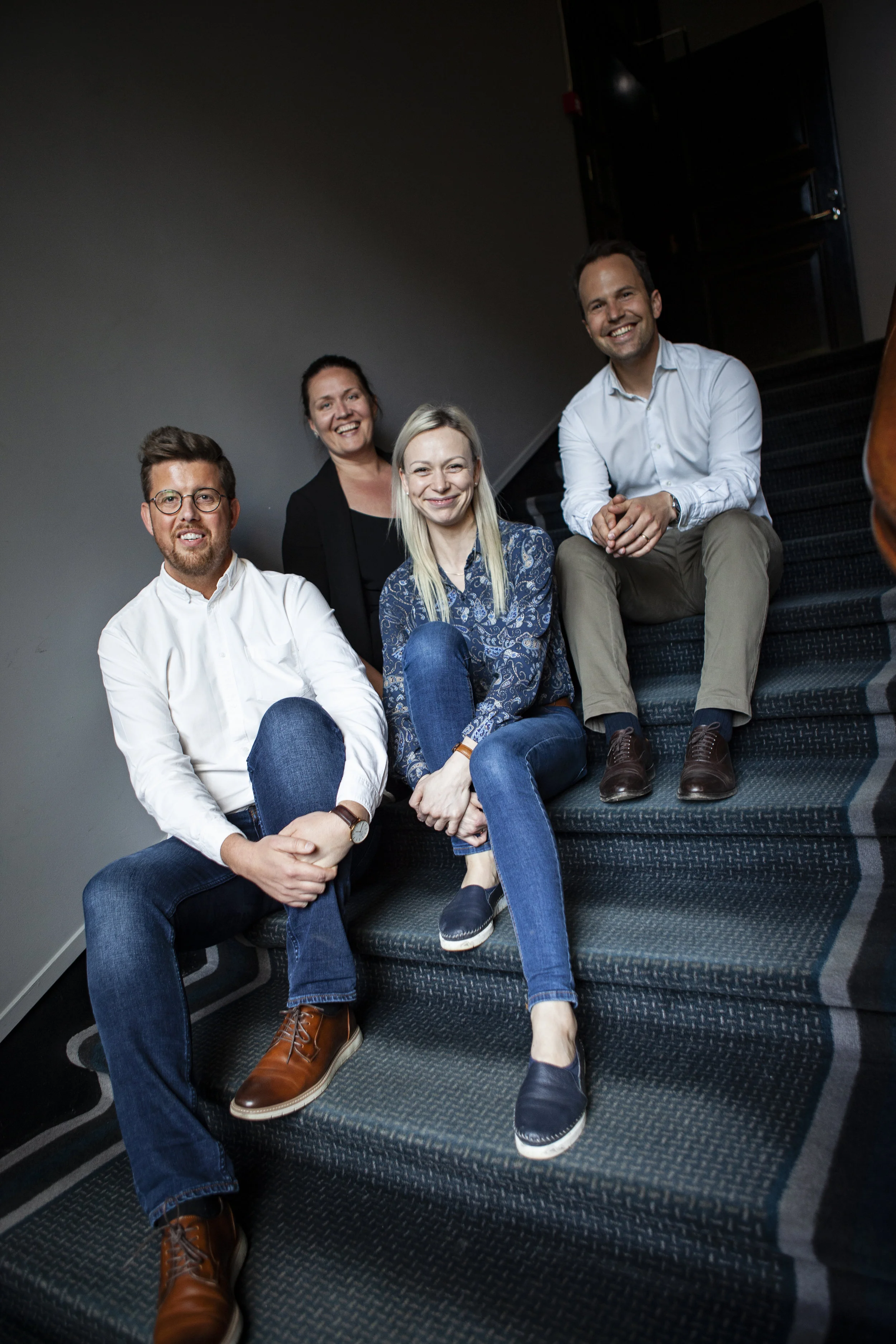 Pierre (helt til høyre) skryter av sine medarbeidere. William Bjørk (fra venstre) er regnskapsansvarlig, Camilla Berge (i sort genser) er Operation Manager og Magda Zaleska har vært med fra starten og leder nå Housekeeping avdelingen.