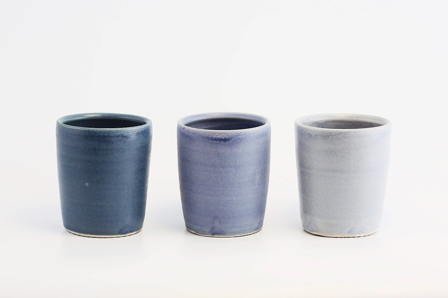 I&rsquo;ve tried this shape in many different shades of reds, yellows, pinks, whites etc. It&rsquo;s nice to fire some testers but after all that I think I might just stick with blues 😅

#handmadepottery #coffeetumbler #blueglaze #dolomiteglaze #whe