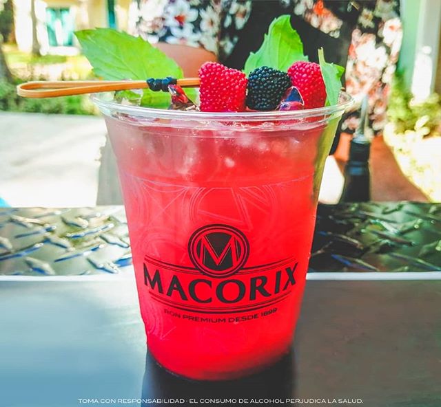 Qui&eacute;n est&aacute; sac&aacute;ndole provecho al viernes??? 🙋

#Macorix #RonMacorix #Coolpi&ntilde;a #CocoSplash #DominicanRum #Ron #Rum #VDN