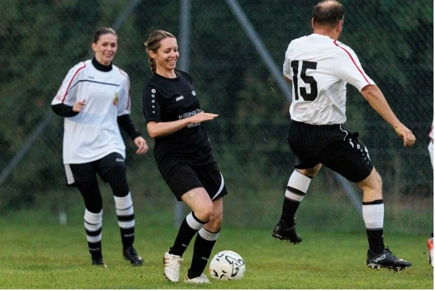Plausch-Fussballmatch in Rubigen - FC Grossrat schlägt FC United von BZ/Bund klar