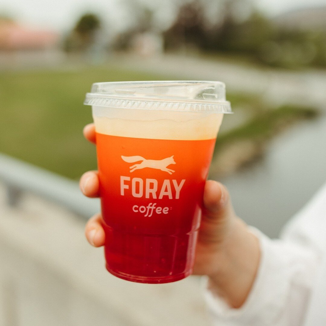 Our Pomegranate Passion sparkles with sophisticated energy. Lotus Ruby Red Cascara with pomegranate, strawberry, raspberry flavors. Splashed with hibiscus tea and topped with an aromatic grapefruit wedge.

Don't miss Happy Hour every day from 4-6. 

