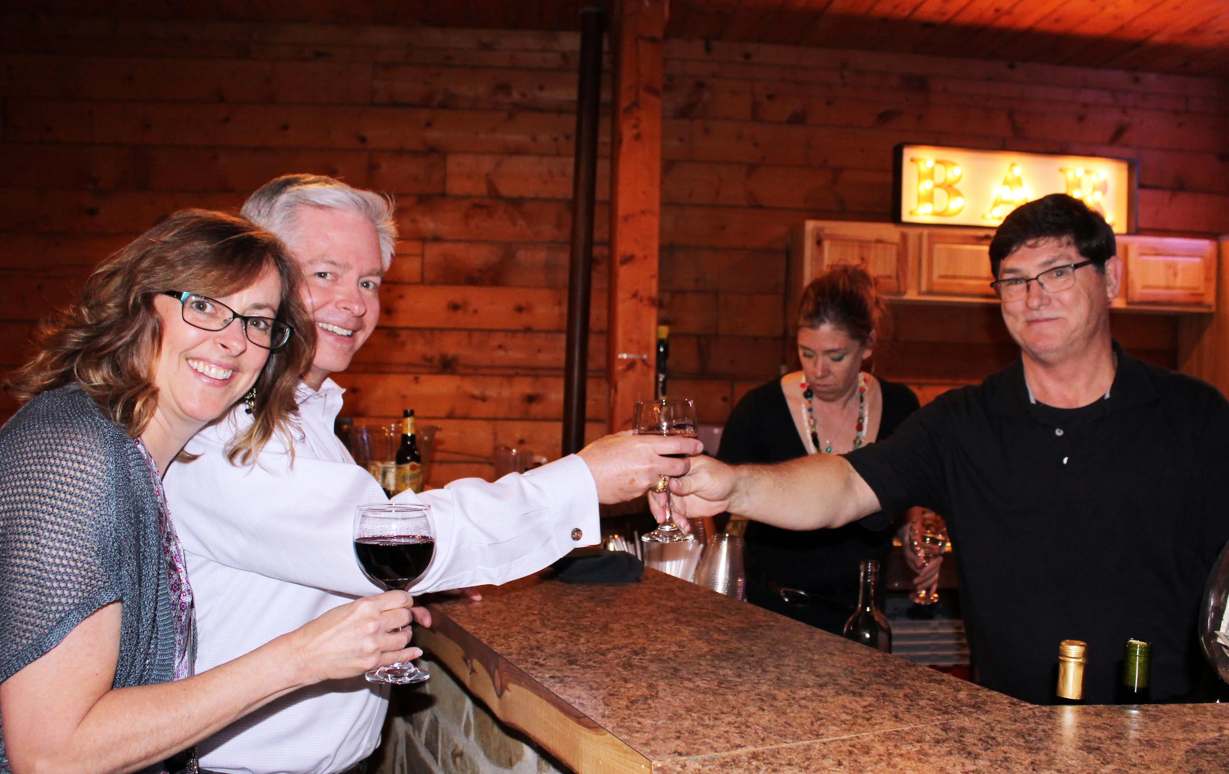 Jim and Carolyn Mobius enjoy the complimentary bar.