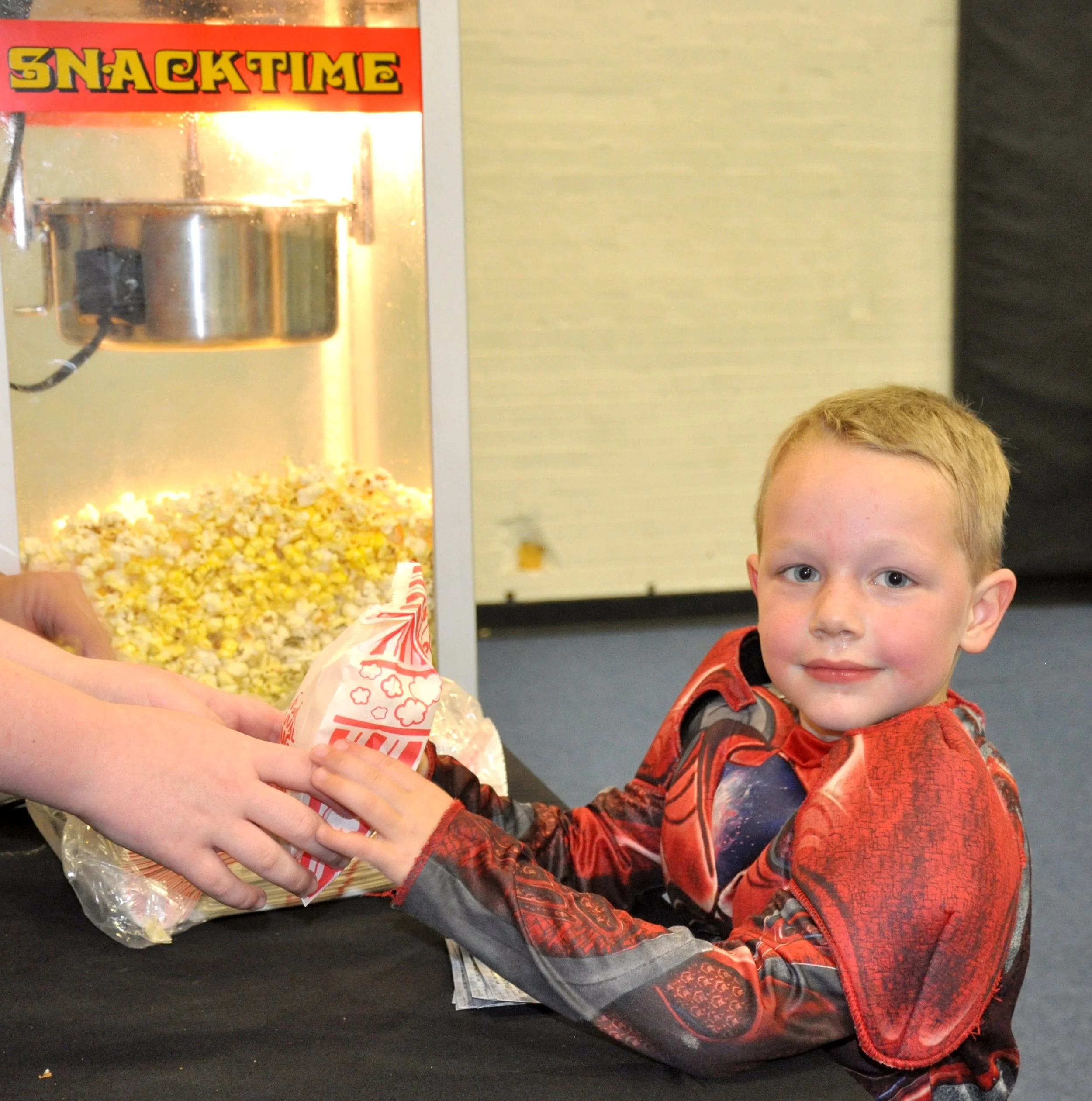 The City of Murphy provides free popcorn and drinks during the movie.