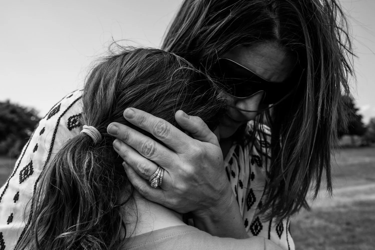 mom hugs her daughter in arlington va