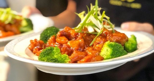 You can&rsquo;t go wrong with General Tso&rsquo;s chicken! Grab your chopsticks, lunch starts at 11 am. 🥦⁠
⁠
.⁠
.⁠
.⁠
#Flocktothewok #thepeacocklounge #eleandthechef #downtownsavannah #chinesefood #historicsavannah #savannahgeorgia #dumplings #soupd