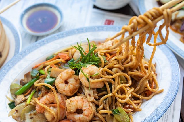 grab some chopsticks 🥢 it's time for Lo Mein!⁠
.⁠
.⁠
.⁠ #visitsavannah #georgia #savannahga #eatlocal #eatfresh #sav #travel #downtownsavannah #chinese #food #yum #chinesecuisine #dimsum #tasty #hungry #instafood #delicious #chinesenoodles #shrimp #