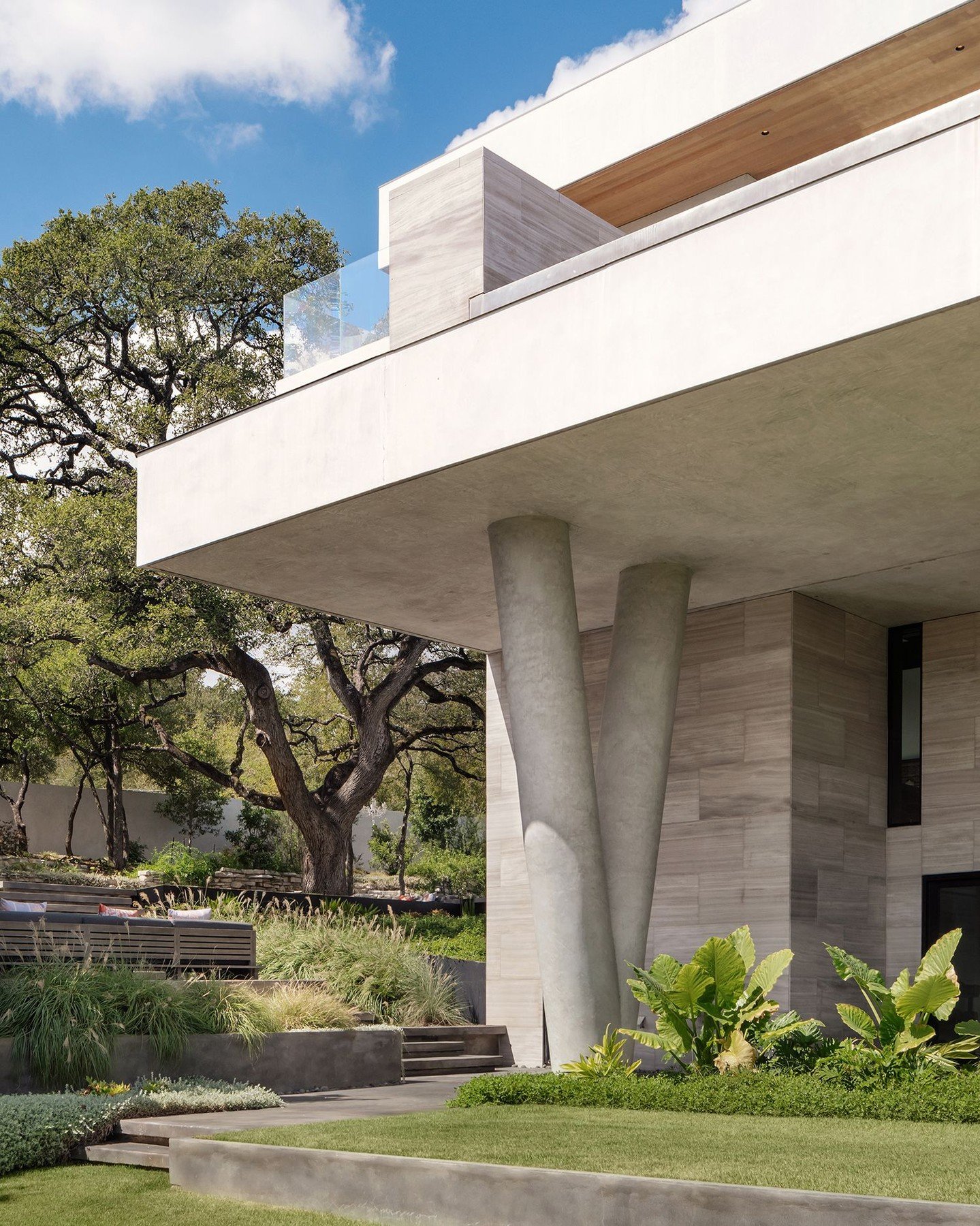 The pool is supported by a pair of muscular, V-shaped concrete columns. From inside, the columns frame landmarks such as the Capitol dome. #PingPongResidence #MiroRiveraArchitects #MRAProjectoftheWeek 🔨 Mangum Builders 📷 @thevuvobandit