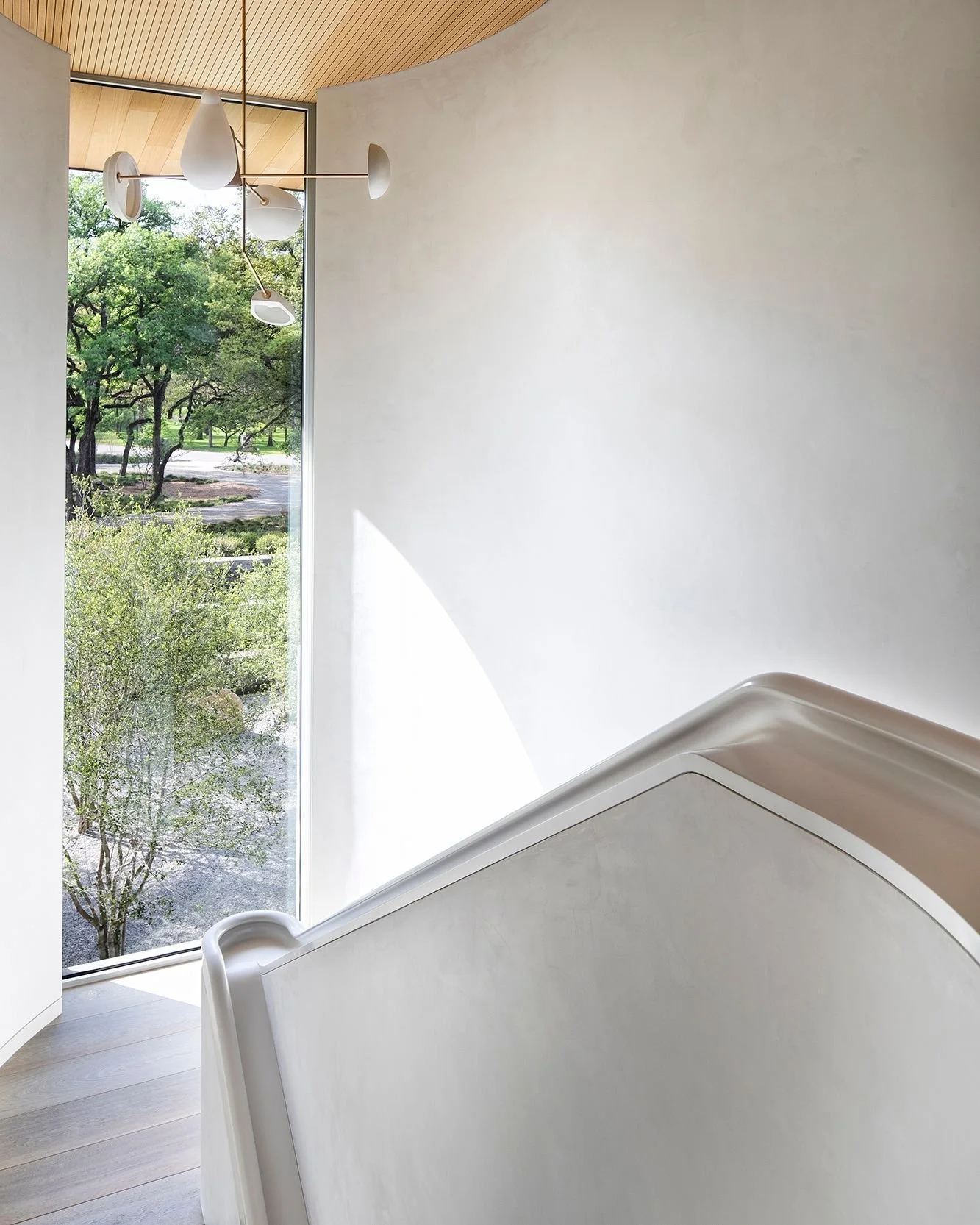 Illuminated by a 14-foot-tall window, the U-shaped stair at the #RockyRiverResidence features a sculptural handrail carved using CNC routers and polished smooth by hand. #MiroRiveraArchitects #MRAProjectoftheWeek 🔨 @jpinnellicompany 📷 Paul Finkel