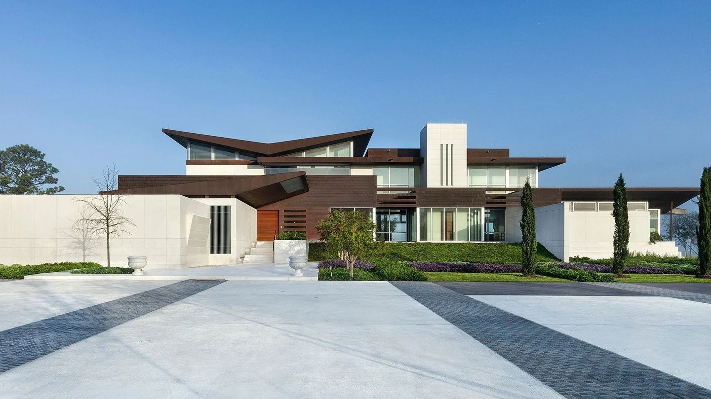 The #LakeshoreResidence blends subtle references to traditional Indian architecture with a modern sensibility. Several important features are visible on approach, including the 35-foot-tall puja (prayer) room and butterfly roofs. #MiroRiveraArchitect