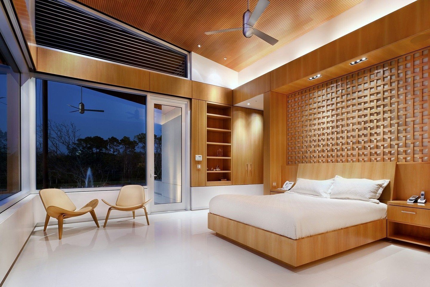 Upstairs, the bedrooms take advantage of panoramic views through butt-glazed curtain wall windows, while sloped ceilings express the form of the butterfly roof above. #LakeshoreResidence #MiroRiveraArchitects #MRAProjectoftheWeek 🔨 Windham Builders 