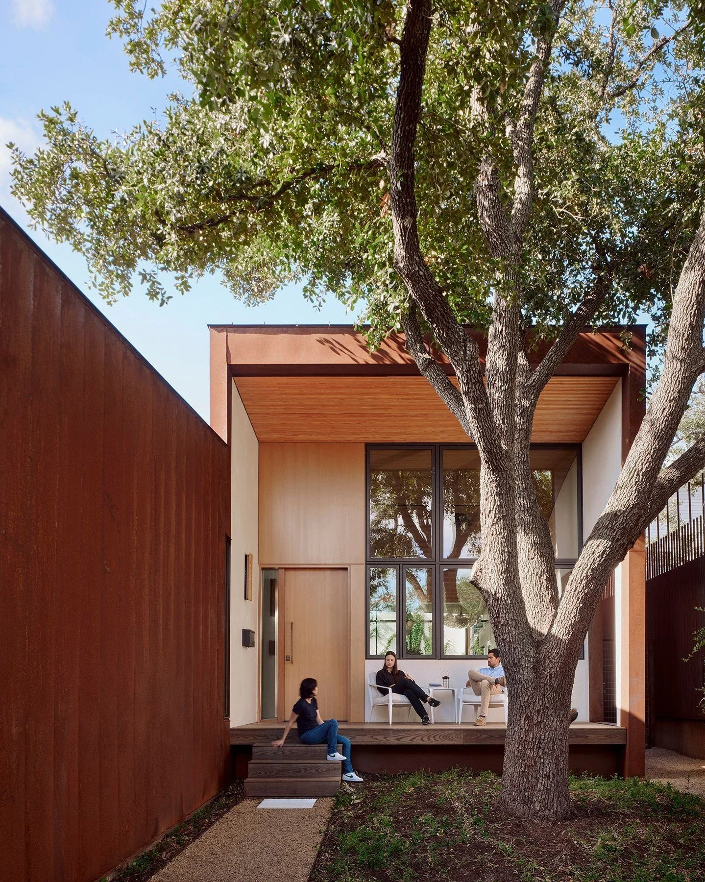 Just published in @luxemagazine: #Residence1401 respects the scale of the surrounding neighborhood while introducing contemporary forms and materiality. Chosen for its durability and minimal maintenance, the weathering steel siding shields the house 