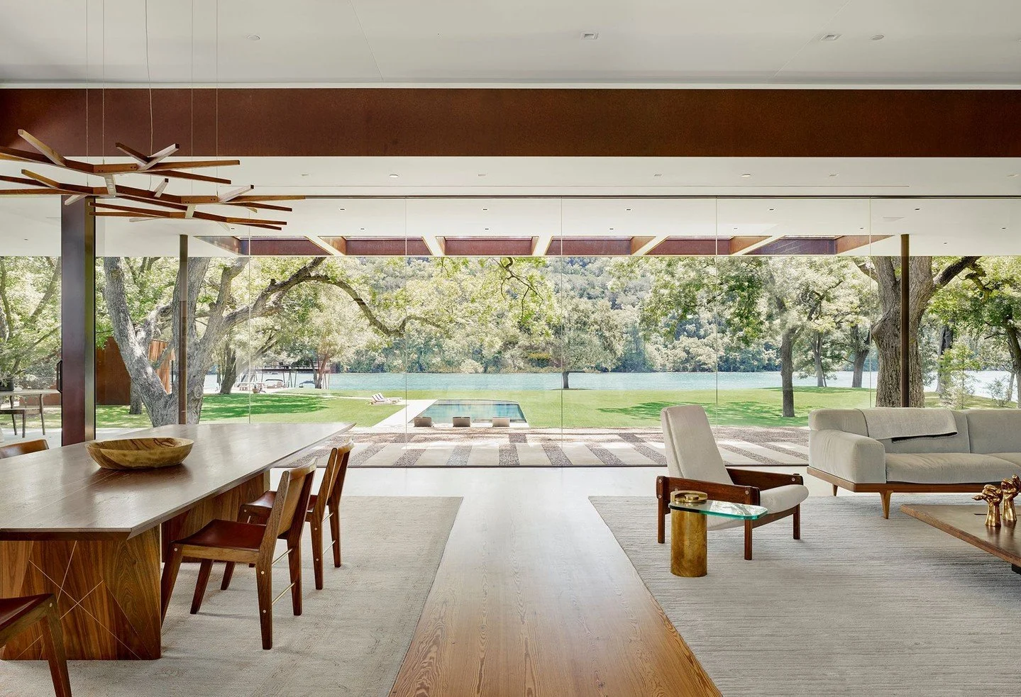 The centerpiece of the residence is the 1,000-square-foot great room. Two walls of butt-glazed, floor-to-ceiling glass allow views from and through the main living spaces to the landscape, while deep overhangs protect the interiors from the harsh sum